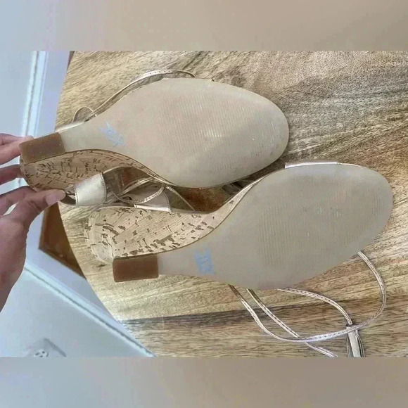 Lilly Pulitzer Metallic Gold Wedge Size 8.5 M Leather Open Toe - Picture 6 of 9